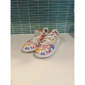 Cole Haan Flower Sneakers Sz 8.5 Suede detail